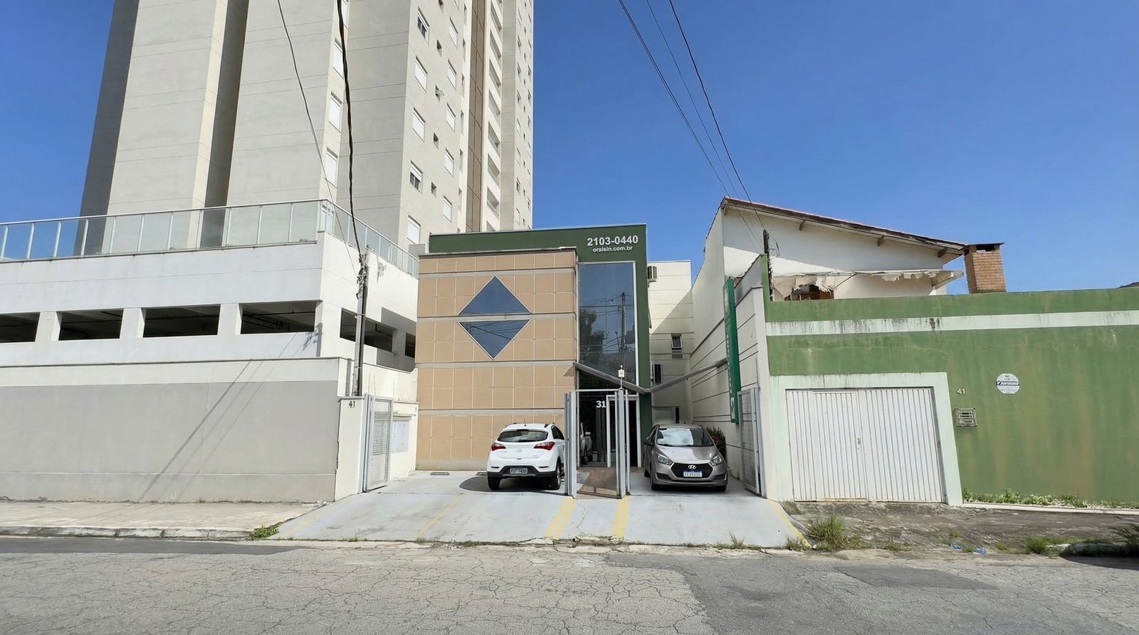 Fachada da Oral Sin Guaratinguetá na Rua Ana Marcondes de Moura